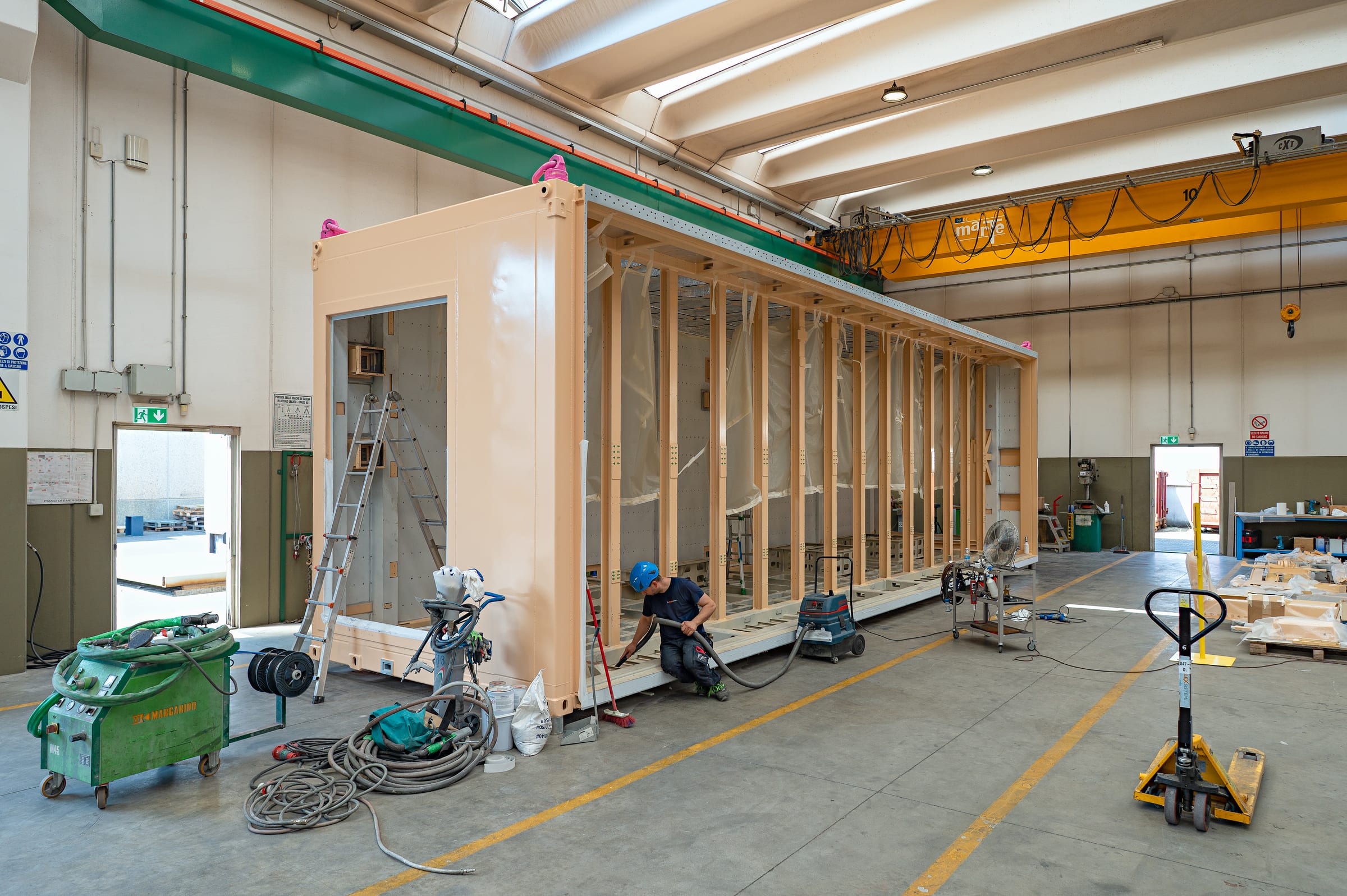 Shelter structure being built with sandwich panels and frame in the Alex Sistemi hall